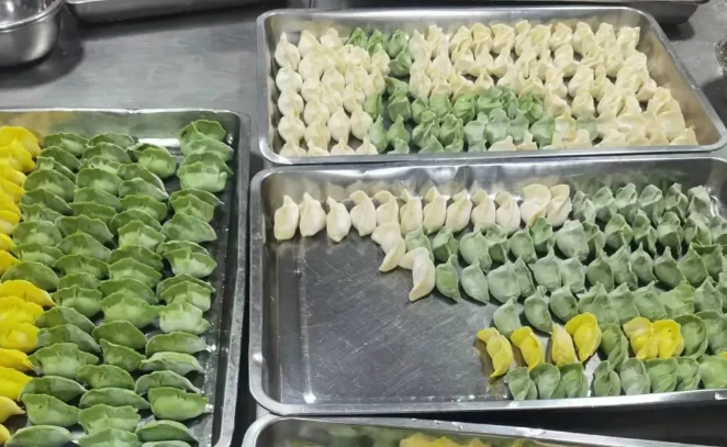 塔林鼎尚玛湖项目部：庆十一国庆节，周末欢乐包饺子